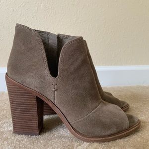 Vince Camuto open toe boots size 9